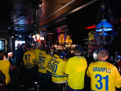 Svenska supportrar på plats på Rosie McGee under hockey-VM i våras. Svenska supportrar på plats på Rosie McGee under hockey-VM i våras.