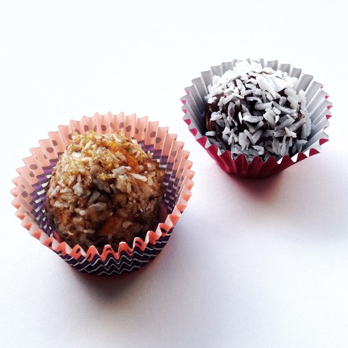 Raw boll med aprikos/lime och chokladboll med kokos. Raw boll med aprikos/lime och chokladboll med kokos.