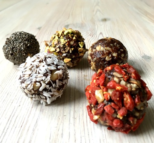 Rawbollar rullade i chiafrön, pistage, kokos och gojibär. Rawbollar rullade i chiafrön, pistage, kokos och gojibär.