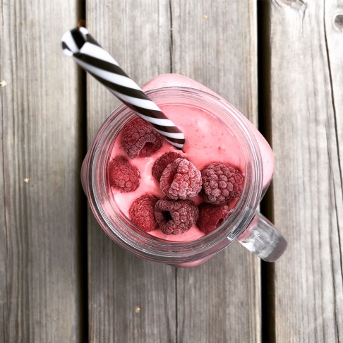 Smoothie med rödbetsjuice, hallon, ananas & mandelmjölk Smoothie med rödbetsjuice, hallon, ananas & mandelmjölk