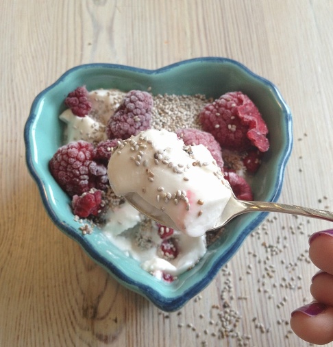 Kokosyoghurt med hallon & vita chiafrön Kokosyoghurt med hallon & vita chiafrön