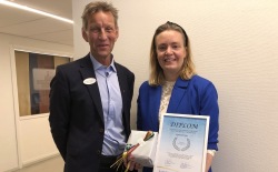 Cecilia Lundin från Spendrups tog emot 2023-års hållbarhetspris av Lars Lindblom, vd på Samarkand. Cecilia Lundin från Spendrups tog emot 2023-års hållbarhetspris av Lars Lindblom, vd på Samarkand.
