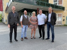 Anders Hellström, ekonomichef Ljusnarsberg, Mikael Pulkkinen, kommunchef Ljusnarsberg, Natalie Ström, KSO Ljusnarsberg, Leif Pettersson, KSO Ludvika och Lars Lindblom, vd Samarkand. Anders Hellström, ekonomichef Ljusnarsberg, Mikael Pulkkinen, kommunchef Ljusnarsberg, Natalie Ström, KSO Ljusnarsberg, Leif Pettersson, KSO Ludvika och Lars Lindblom, vd Samarkand.
