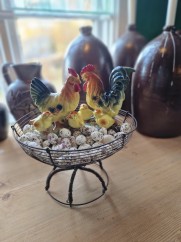 Påsktupp och påskina med kycklingar.