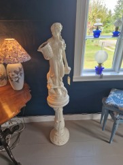 Skulptur på piedestal