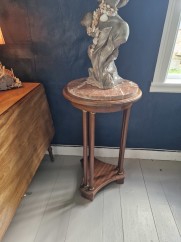Mahogny piedestalbord med stenskiva