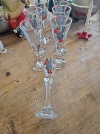 Snapsglas med tomtar