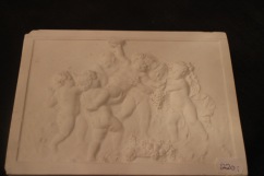 Relief med putti