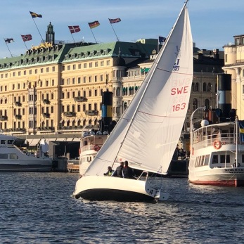 En av våra J/80 seglar med ett kundevent utanför Grand Hotel, Stockholm. Slutet av september 2018