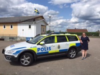 Polisbil på besök under releasefest för Falkenbergsmorden Bittert svek