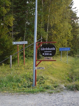 Bild från infarten till Kvarnå Trädgård sommaren 2015