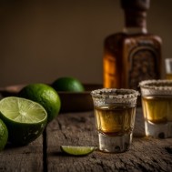 trago-tequila-limones-mesa-828x548