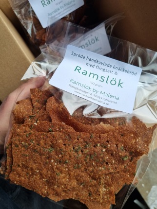 Spröda handkavlade knäckebröd med flingsalt & Ramslök - Surdegsknäcke