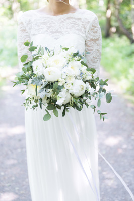 Brudbukett i trädgårdsblommor gjord av Florist Marinette i Varberg, Halland, till sommarbröllop.