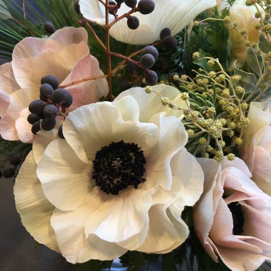 Blomsterbinderi I Svenska Mästerskapen, blomsterarrangemanget är gjort av frilanasande floristen och blomsterdekoratören Marinette Månsson i Varberg, Halland. Blomsterbinderi I Svenska Mästerskapen, blomsterarrangemanget är gjort av frilanasande floristen och blomsterdekoratören Marinette Månsson i Varberg, Halland.