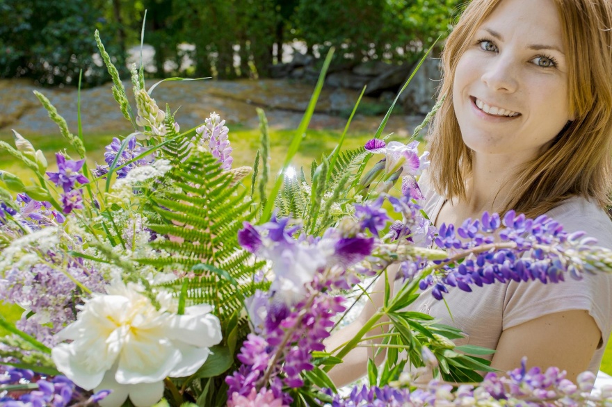 Blomsterbinderi I Svenska Mästerskapen, blomsterarrangemanget är gjort av frilanasande floristen och blomsterdekoratören Marinette Månsson i Varberg, Halland. Blomsterbinderi I Svenska Mästerskapen, blomsterarrangemanget är gjort av frilanasande floristen och blomsterdekoratören Marinette Månsson i Varberg, Halland.