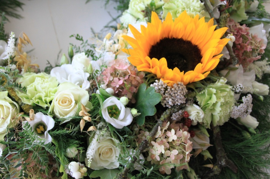 Blomsterbinderi I Svenska Mästerskapen, blomsterarrangemanget är gjort av frilanasande floristen och blomsterdekoratören Marinette Månsson i Varberg, Halland. Blomsterbinderi I Svenska Mästerskapen, blomsterarrangemanget är gjort av frilanasande floristen och blomsterdekoratören Marinette Månsson i Varberg, Halland.