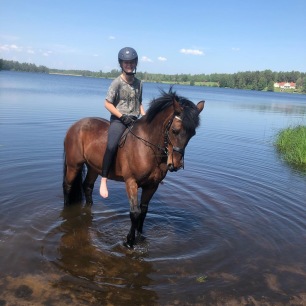 Sommaren 2019 Filippa Lindhagen och Bimlis Philip svalkar sig efter träning :)