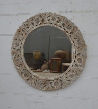 Spegel med handsnidad ram