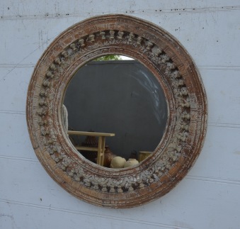 Spegel med snidad träram