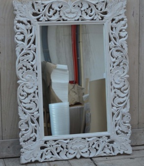 Spegel med ornamenterad ram