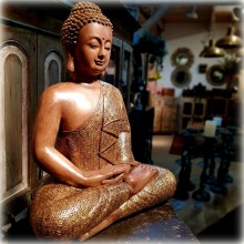 Buddha med guldig  klädnad