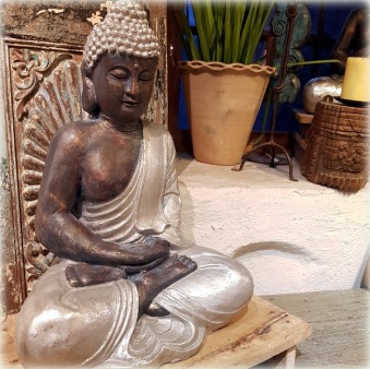 Buddha med silvrig klädnad