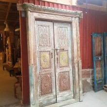 Antik dörr med karm