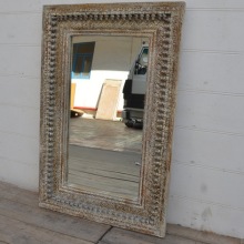 Spegel med handsnidad träram