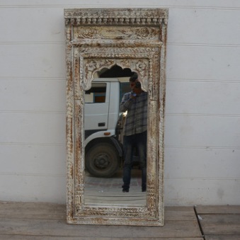 Spegel med handsnidad ram