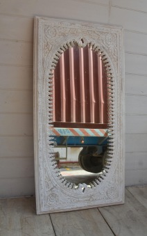 Spegel med handsnidad träram