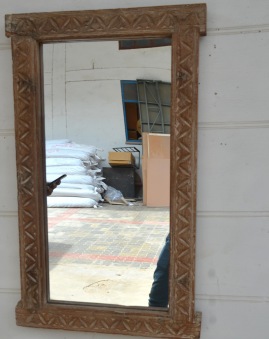 Spegel med gammal ram