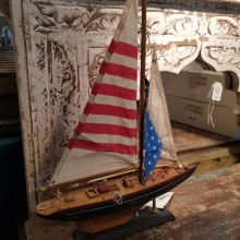 Träbåt med segel i tyg