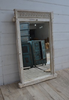 Spegel med antik ram