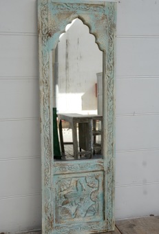 Juli: Spegel med handsnidad ram