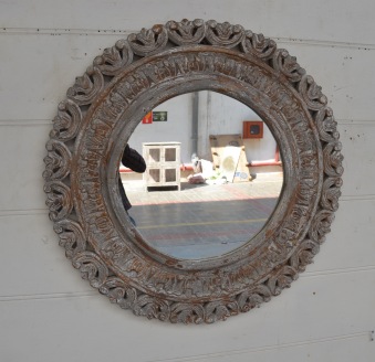 Spegel med snidad ram