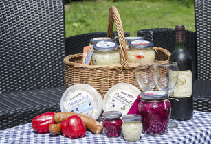 Picknick-korg med surkål och potatissallad Picknick-korg med surkål och potatissallad