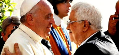 Påven Francis kallade den palestinske ledaren Mahmoud Abbas "En ängel av fred" när de möttes tre dagar efter att Vatikanen officiellt erkänt Palestina som stat. Påven Francis kallade den palestinske ledaren Mahmoud Abbas "En ängel av fred" när de möttes tre dagar efter att Vatikanen officiellt erkänt Palestina som stat.