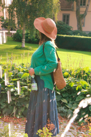 Rebecca i trädgård med kvinna solstråle