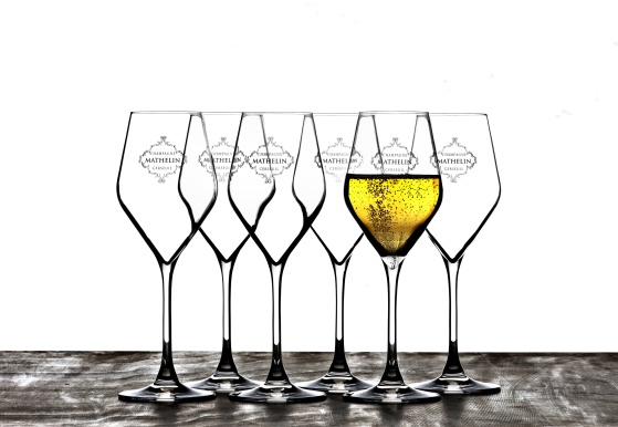 Som medlem får du sex champagneglas från Champagne Mathelin. Som medlem får du sex champagneglas från Champagne Mathelin.