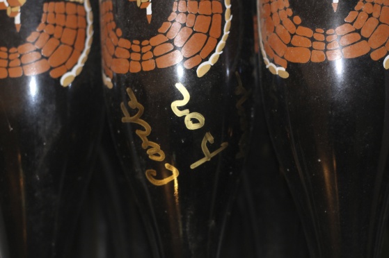 Innan man satte etiketter på flaskorna målade man dem. Har aldrig sett detta förut – kul och unikt. Riktig champagnekonst!