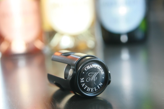 Som medlem får du en champagneförslutare i svart design från Champagne Mathelin. Som medlem får du en champagneförslutare i svart design från Champagne Mathelin.