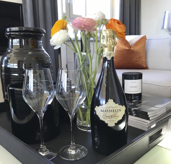 Ha alltid en flaska champagne hemma med vår champagneprenumeration. #Vardagslyx.