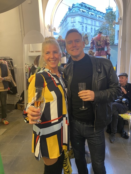 Katarina Svedberg med sällskap ville så klart komma på kvällens roligaste event med snygga kläder och smaka Östermalm Champagne.