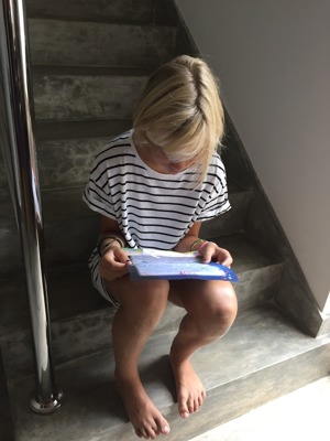 Stina slukande brevet från Cajsa. Stina slukande brevet från Cajsa.