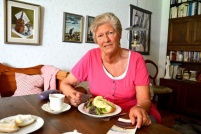 Bild Anita Gunnar lyfter ett problem som det inte pratas mycket om, saknade barnbarn. Hon kommer i höst leda en studiecirkel för mor- och farföräldrar som inte får träffa sina barnbarn. Foto: Petra Ös Bild Anita Gunnar lyfter ett problem som det inte pratas mycket om, saknade barnbarn. Hon kommer i höst leda en studiecirkel för mor- och farföräldrar som inte får träffa sina barnbarn. Foto: Petra Ös