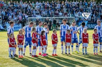 Landvetter IF flickor födda – 08 som maskotar i samband med match i Svenska Cupen, Landvetter IS – IFK Göteborg i augusti 2017 Landvetter IF flickor födda – 08 som maskotar i samband med match i Svenska Cupen, Landvetter IS – IFK Göteborg i augusti 2017