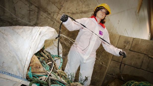 Hilde Rødås Johnsen fra Salt går gjennom deler av søppelet som er samlet inn i Tromsø gjennom Fishing for litter. FOTO: PETTER STRØM / NRK Hilde Rødås Johnsen fra Salt går gjennom deler av søppelet som er samlet inn i Tromsø gjennom Fishing for litter. FOTO: PETTER STRØM / NRK