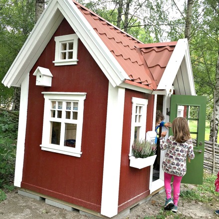 Lekstuga Bollstanäs Large (18 900 kr) med tillvalen Dörr med fönster (500 kr), Mellanpaketet innehållande takpanneplåt, blomlådor, fågelholk och öppningsbart fönster (6 000 kr) = 25 400 kr komplett.