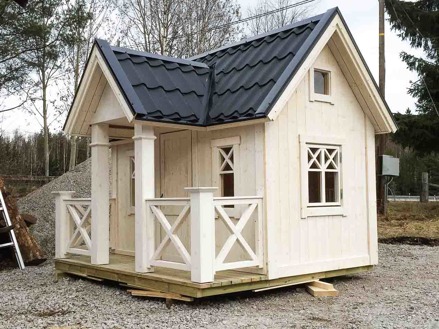 Lekstuga Karlstad Large (22 900 kr) med tillvalen Mellanpaketet innehållande takpanneplåt, blomlådor, ljugarbänk och öppningsbart fönster (6 000 kr) = 28 900 kr komplett.